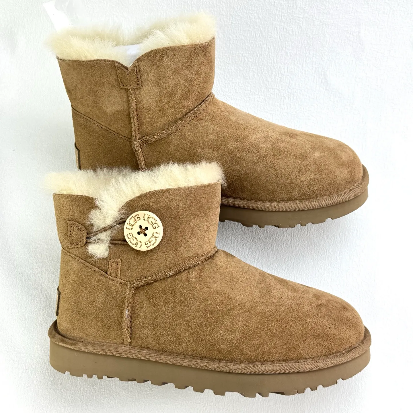 💰400 1016422 UGG KALLEN LACE Mainstream technology in the market: sheepskin and wool integrated. Use Longfeng A-grade sheepskin and wool integrated raw materials. The original leather panel is tanned and filled with fiber. It feels soft and has a uniform color. No further processing or compounding operations are required. Size: 35 36 37 38 39 40